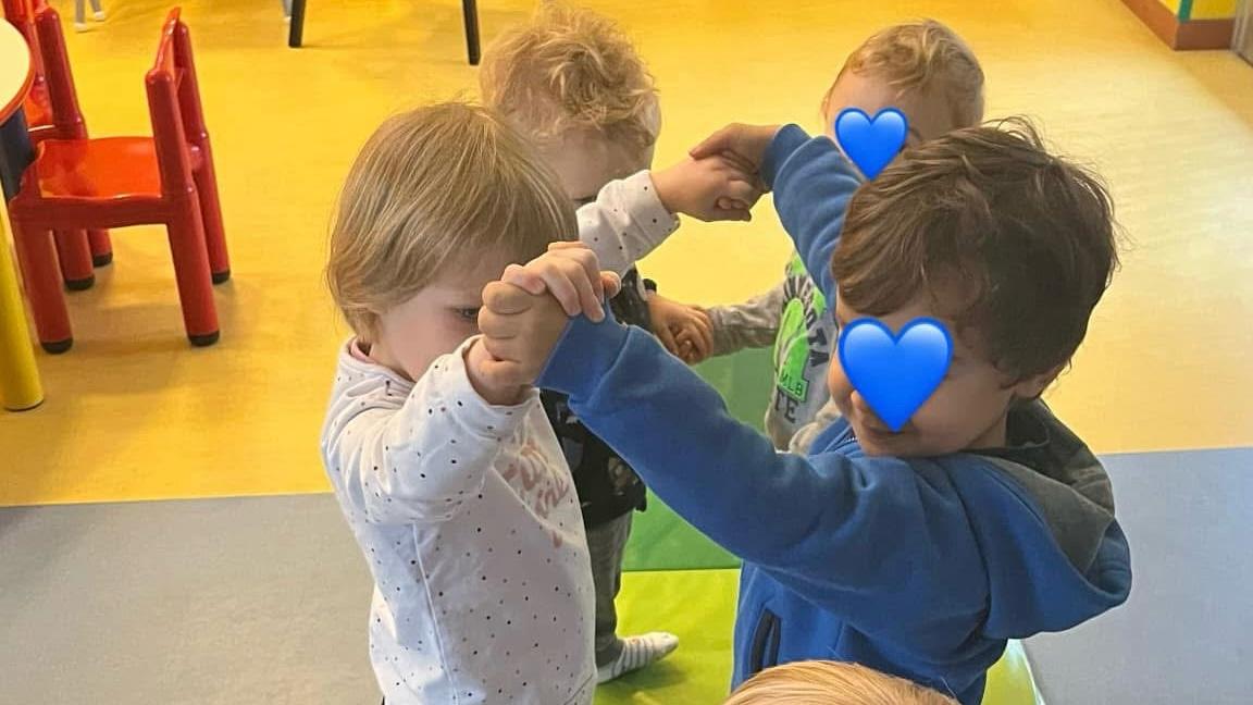 Bambini che imparano giocando insieme