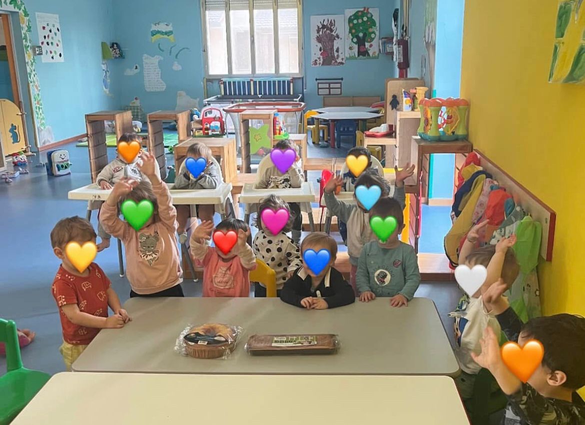 Festa in sezione con i bambini pronti per la merenda