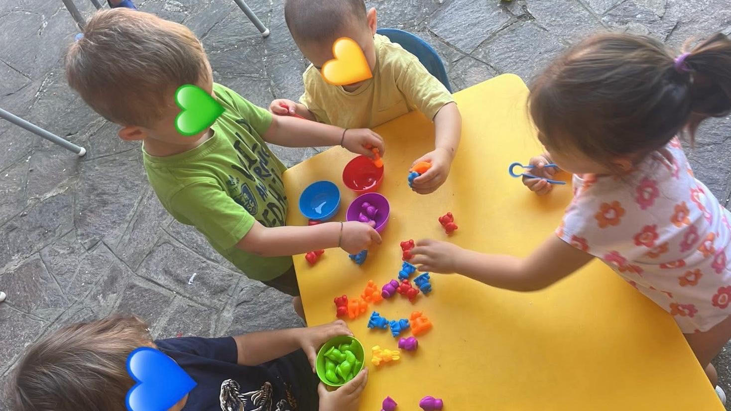 Gioco con gli orsetti colorati in ludoteca
